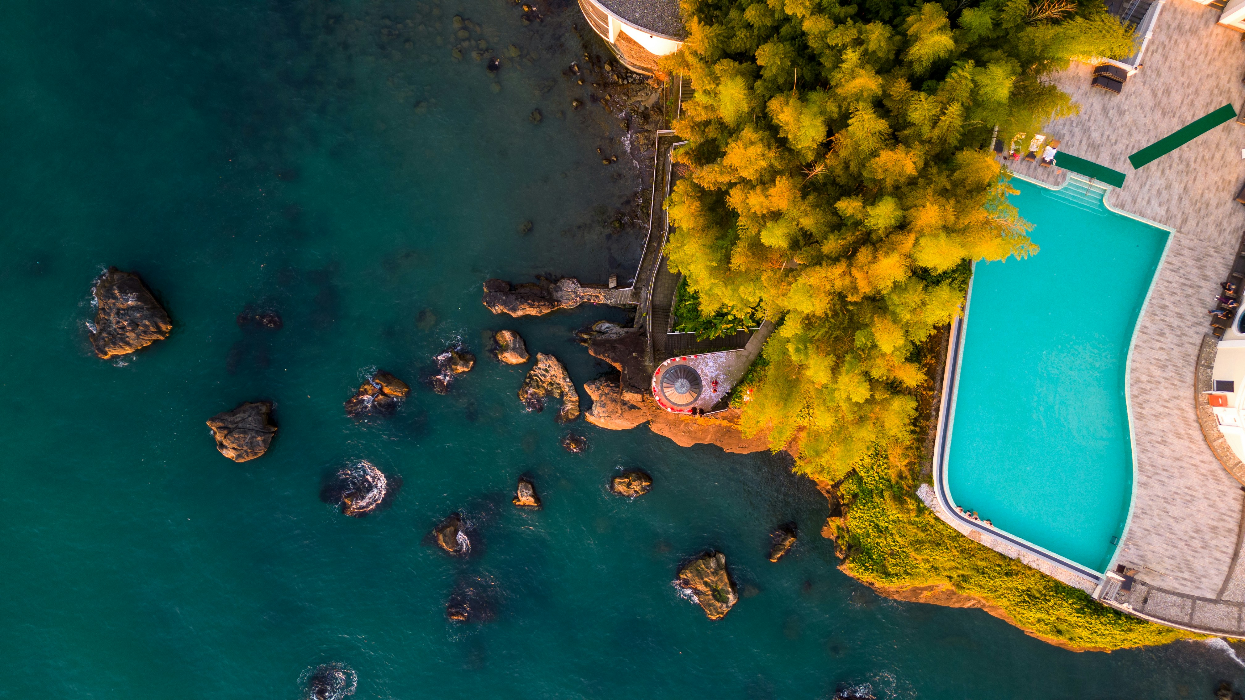 Ocean cliff resort